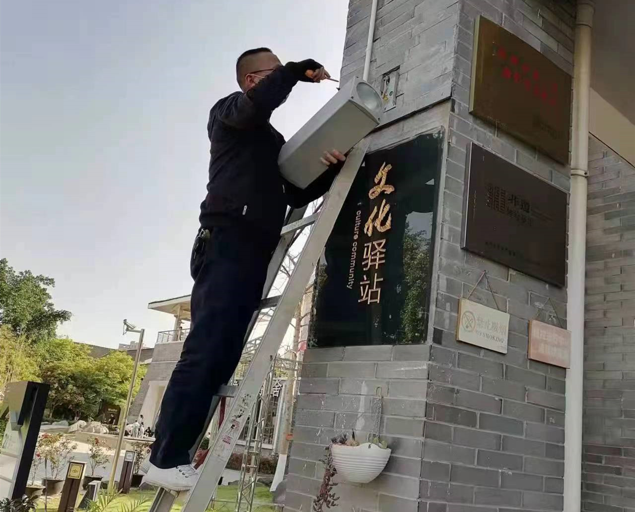 景区设施维修.jpg 景区设施维修.jpg